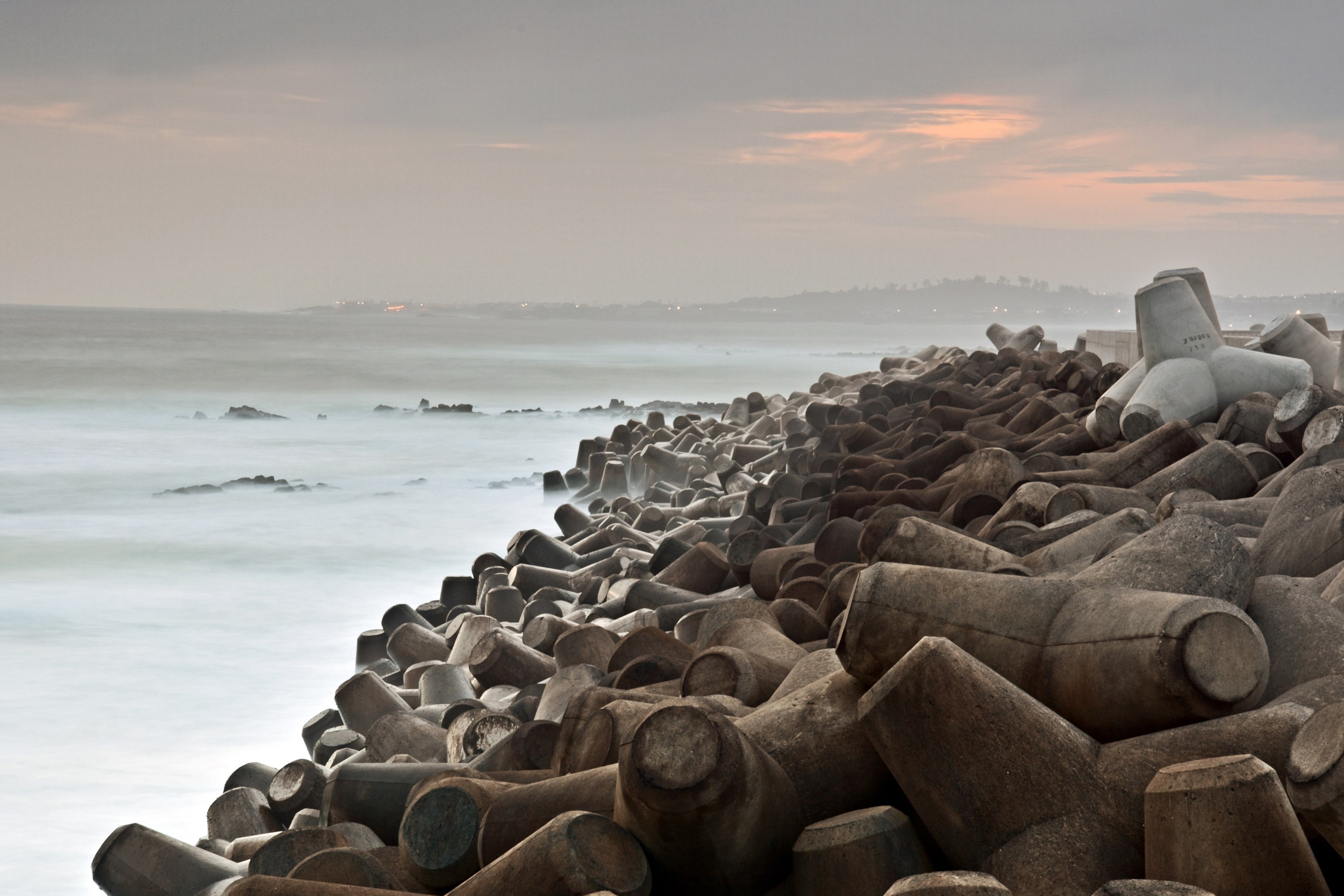 2025 콘크리트문화사진전 / 일반부 장려상 / 개인 이상훈 / 작품명: 파도를 막아라!